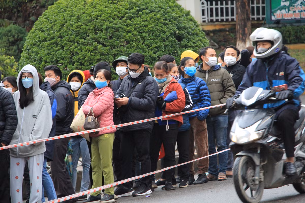 Bất chấp thời tiết lạnh rét và mưa phùn, người dân vẫn đứng xếp hàng chờ mua pháo.