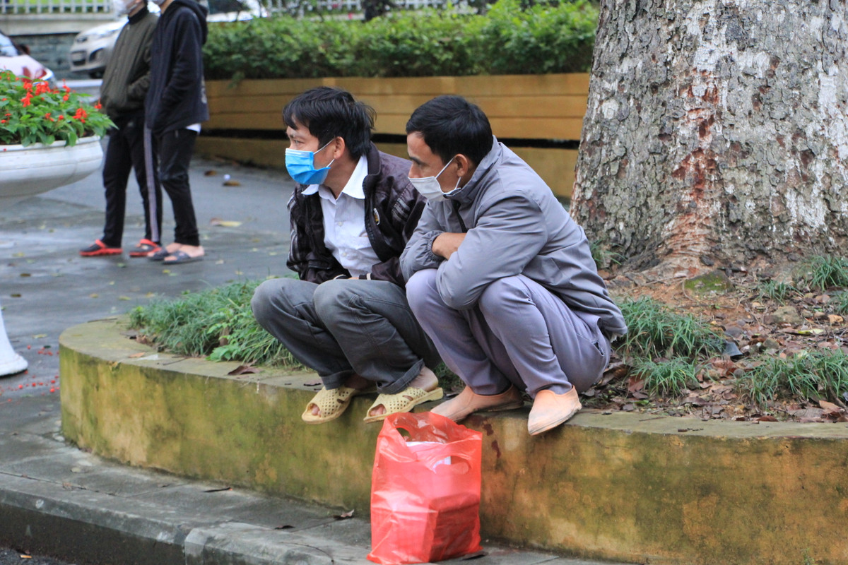 Những người đàn ông mua được pháo sau nhiều tiếng đồng hồ chờ đợi.