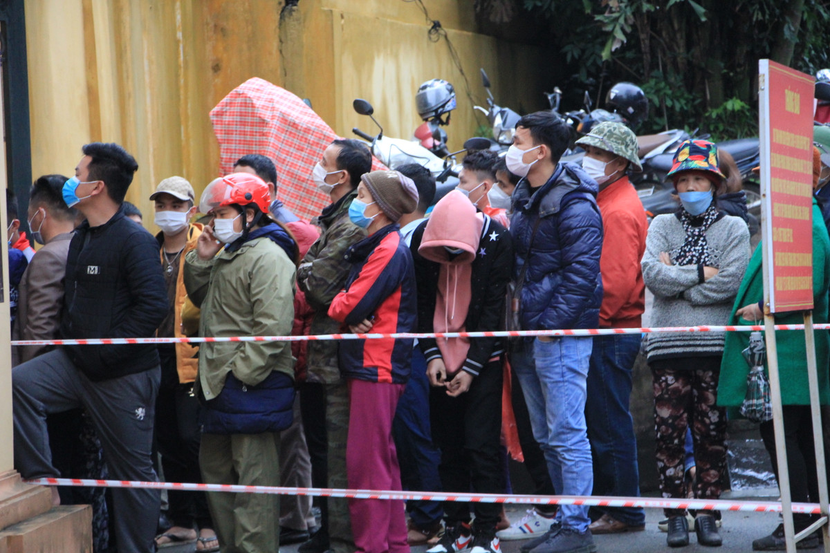 Những người chờ mua pháo hoa tại đây cho biết, để có thể gặp mặt nhân viên bán pháo thì phải xếp hàng đợi 1 tiếng đồng hồ vì dòng người quá đông.