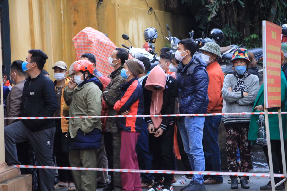 Những người chờ mua pháo hoa tại đây cho biết, để có thể gặp mặt nhân viên bán pháo thì phải xếp hàng đợi 1 tiếng đồng hồ vì dòng người quá đông.