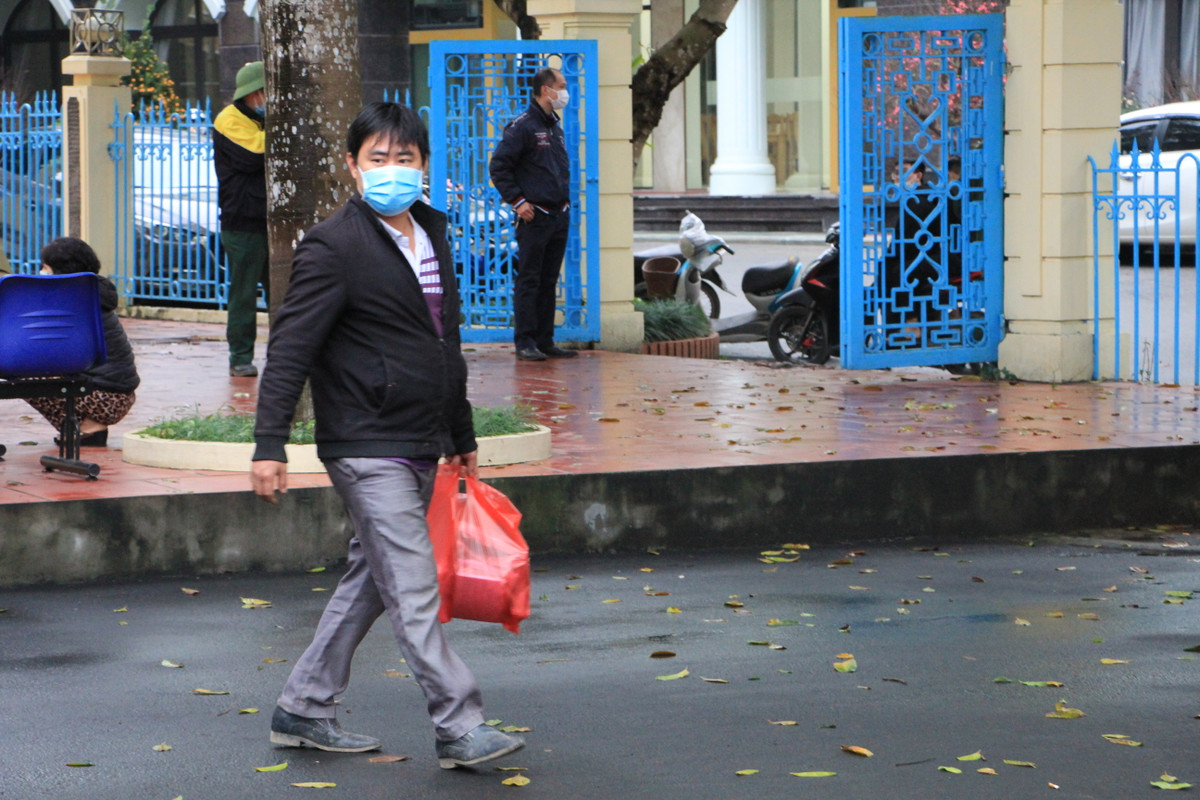 Những khách hàng mua được pháo ra về với vẻ mặt hụt hẫng vì không có giàn pháo phun hoa.