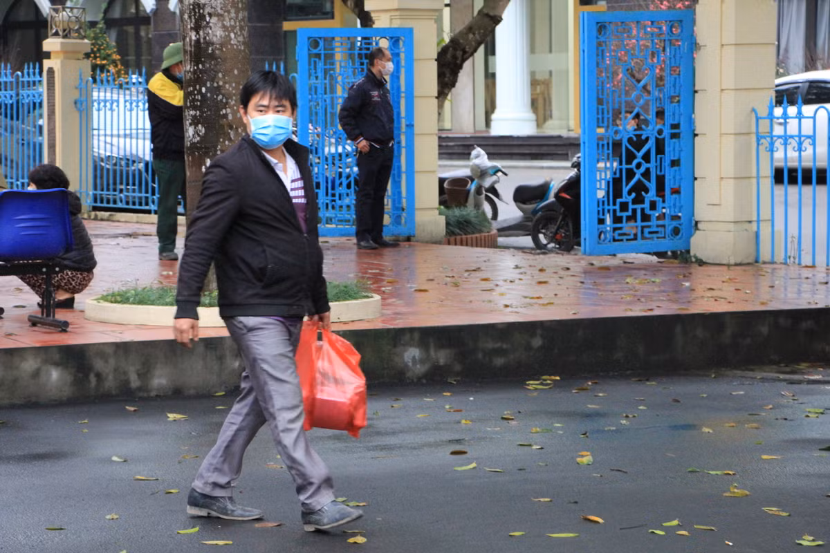 Những khách hàng mua được pháo ra về với vẻ mặt hụt hẫng vì không có giàn pháo phun hoa.