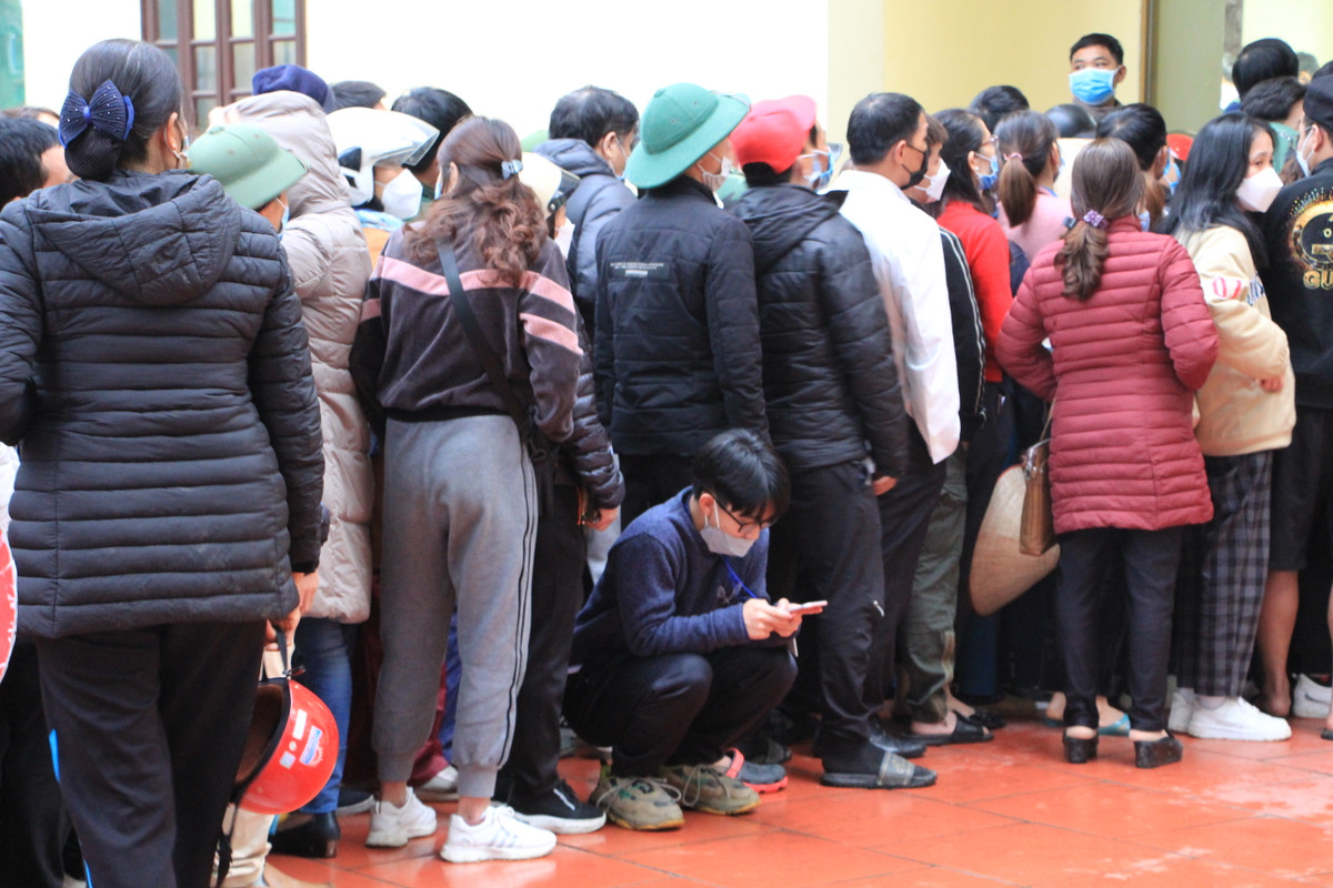 Dù mệt mỏi nhưng nam thanh niên vẫn cố gắng giữ vị trí để chờ đến lượt mua pháo.