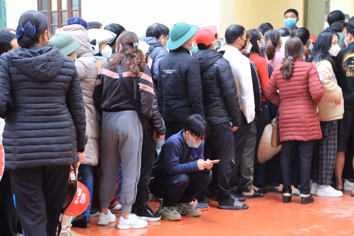 Dù mệt mỏi nhưng nam thanh niên vẫn cố gắng giữ vị trí để chờ đến lượt mua pháo.