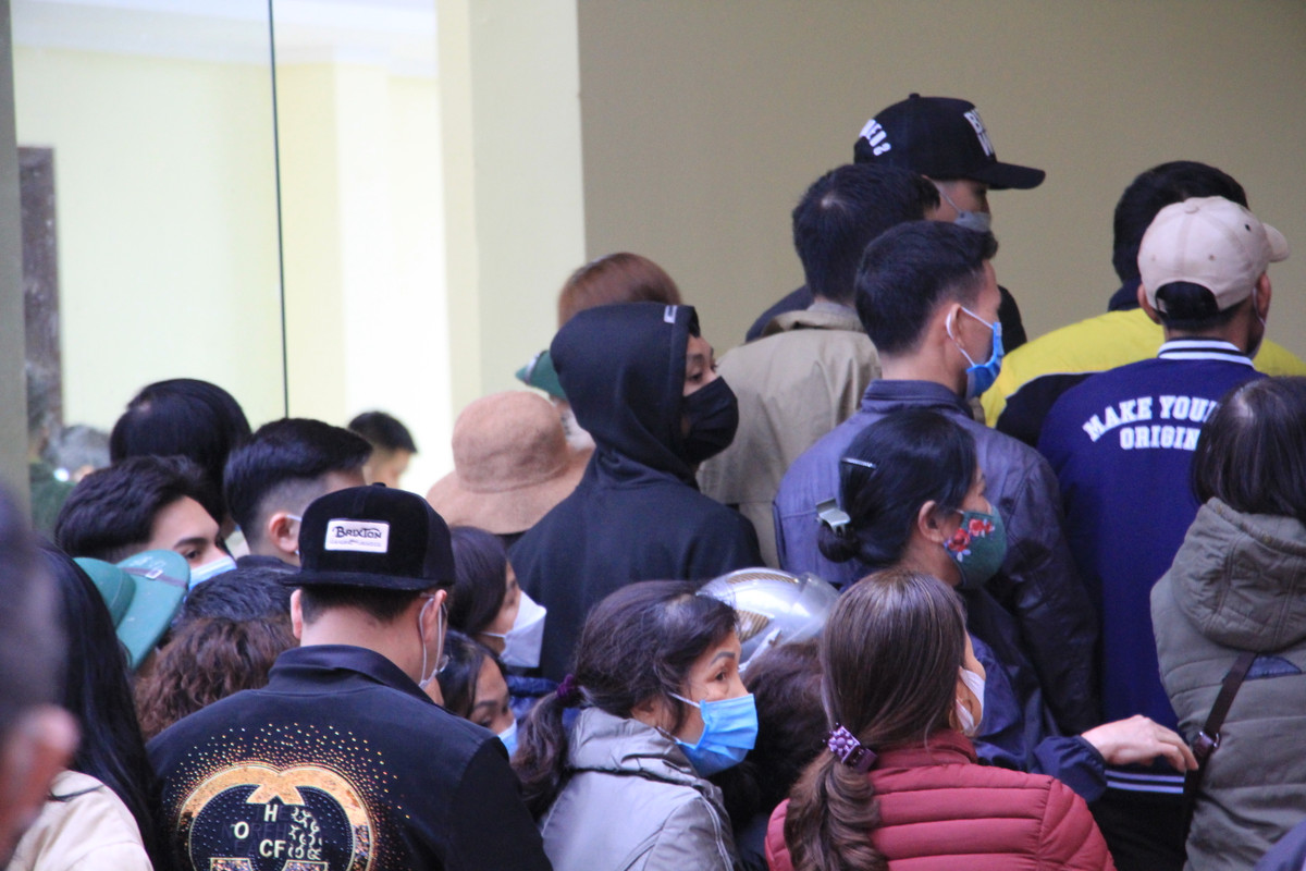 Cảnh chen chúc ở khu vực nhận pháo.