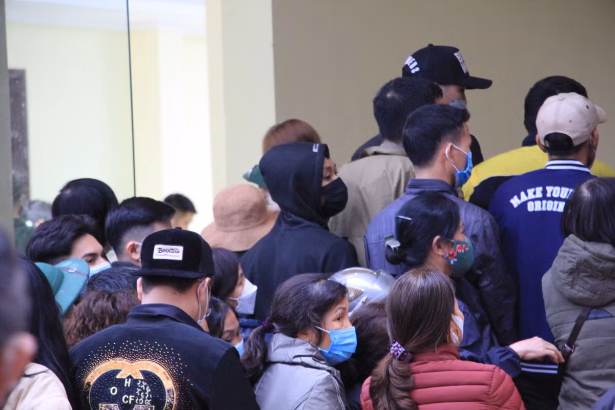 Cảnh chen chúc ở khu vực nhận pháo.