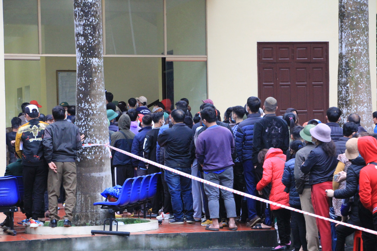 Tuy nhiên, việc dừng bán hai sản phẩm này không được công ty này công bố rộng rãi nên nhiều người dân vẫn cố tìm đến đây để chờ mua loại pháo này.