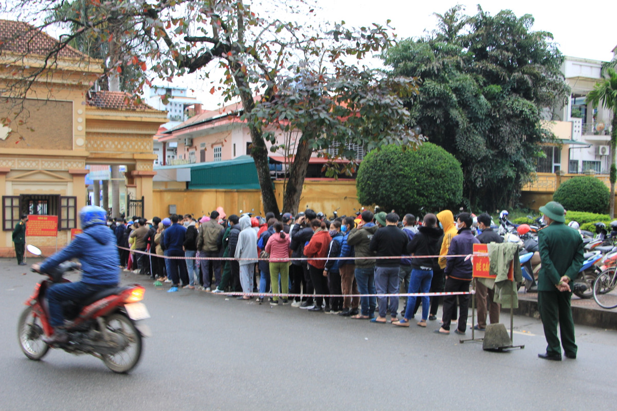 Hàng dài người đứng xếp hàng chờ mua pháo nhưng không giữ được khoảng cách theo thông điệp 5K.