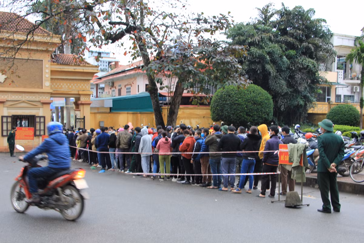 Hàng dài người đứng xếp hàng chờ mua pháo nhưng không giữ được khoảng cách theo thông điệp 5K.