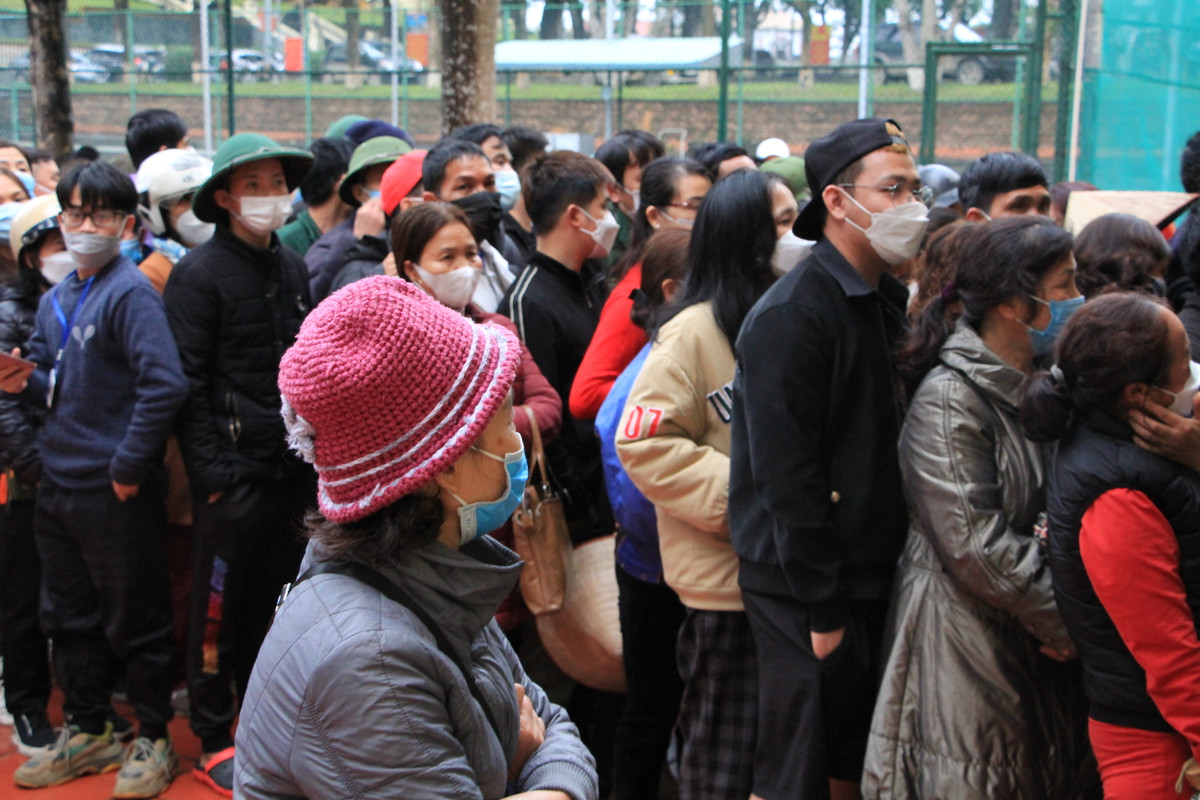 Bà Hoa, người dân TP. Việt Trì cho biết, bà đã đứng xếp hàng đợi 2 tiếng đồng hồ nhưng vẫn chưa được mua pháo. Do hôm nay thấy nhà máy mở bán trở lại nên cũng tìm đến để mua pháo để con cháu chơi Tết. Nhưng rất tiếc, nhà máy không còn bán loại giàn pháo phun hoa nữa.