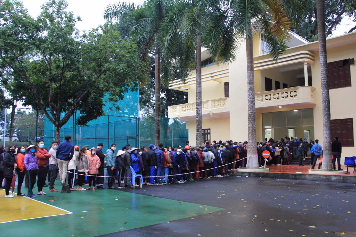 Tại trụ sở chính của nhà máy Z121 mở thêm một vị trí bán pháo để giảm tải lượng người xếp hàng nhưng vẫn không thể tránh khỏi tình trạng nối dài.