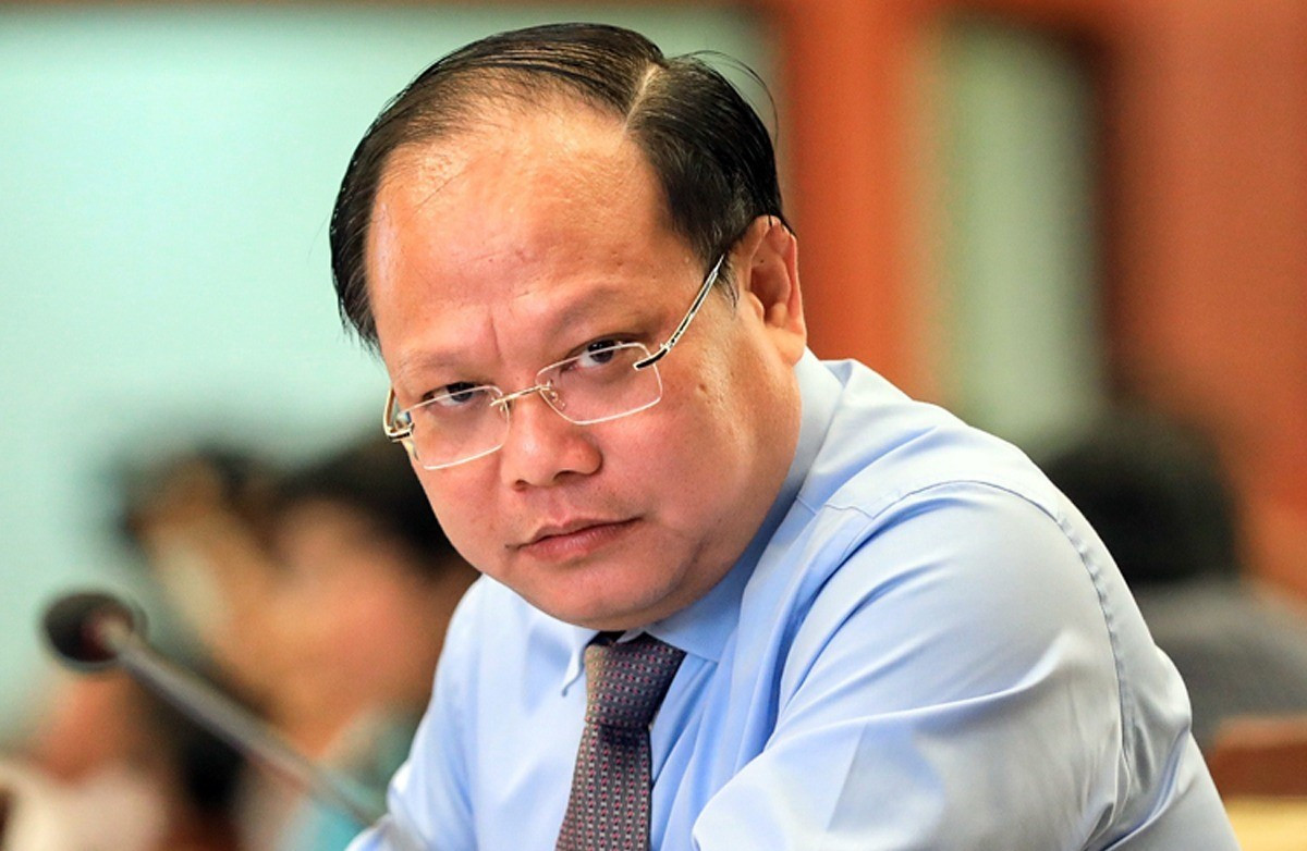 Không chỉ mắc sai phạm về đất đai, Tất Thành Cang còn gây thất thoát lãng phí trong vụ án bán cổ phần rẻ tại Sadeco cho Công ty Nguyễn Kim thiệt hại 669 tỷ đồng. Ngày 8/1/2022, TAND TP HCM tuyên phạt ông Cang mức án 10 năm tù về tội Vi phạm quy định về quản lý, sử dụng tài sản gây thất thoát lãng phí theo khoản 3 Điều 219 Bộ luật Hình sự.