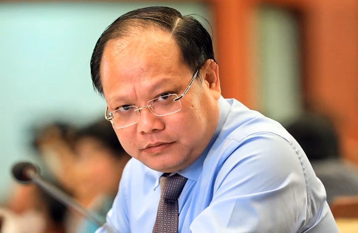 Không chỉ mắc sai phạm về đất đai, Tất Thành Cang còn gây thất thoát lãng phí trong vụ án bán cổ phần rẻ tại Sadeco cho Công ty Nguyễn Kim thiệt hại 669 tỷ đồng. Ngày 8/1/2022, TAND TP HCM tuyên phạt ông Cang mức án 10 năm tù về tội Vi phạm quy định về quản lý, sử dụng tài sản gây thất thoát lãng phí theo khoản 3 Điều 219 Bộ luật Hình sự.