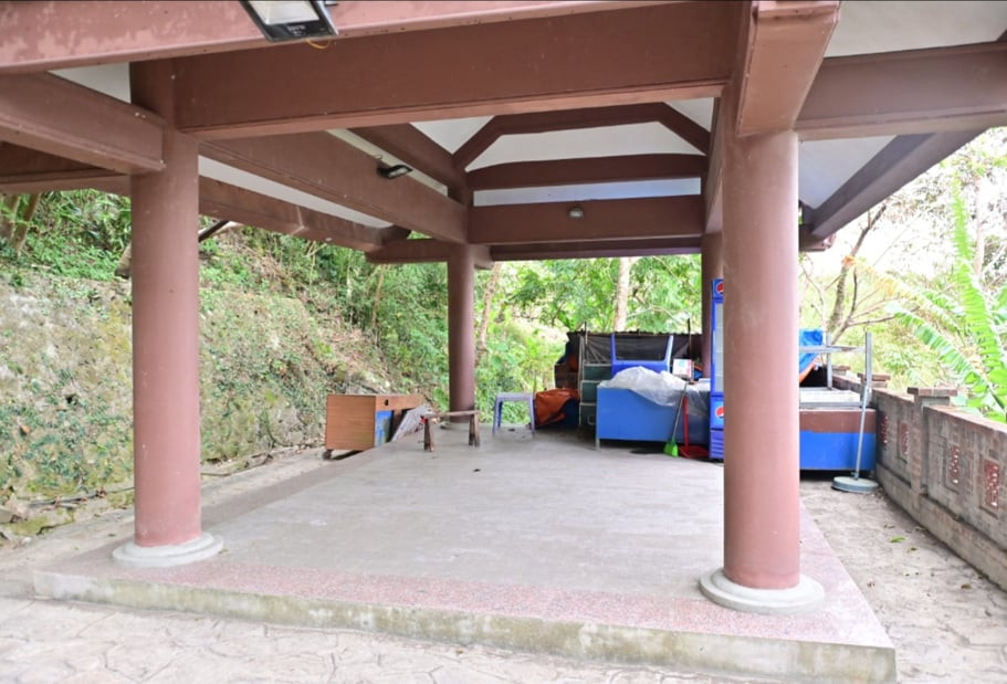 Các quầy hàng dịch ngủ ăn uống, ngồi nghỉ dọc đường lên chùa Đồng trống không.