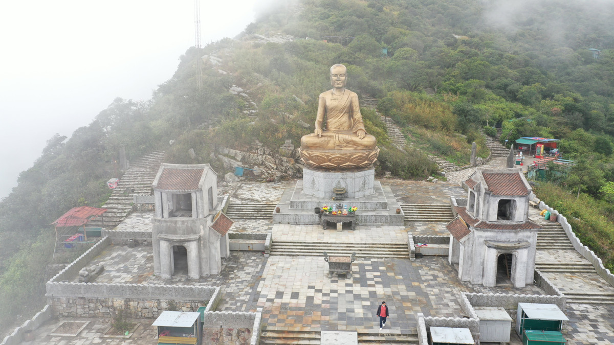 Anh Phạm Quốc Nam (TP. Hạ Long, Quảng Ninh) cho biết, anh tìm đến Yên Tử để thư giãn và thưởng ngoãn cảnh sắc núi rừng. Yên Tử vắng lặng, heo hút lại có một vẻ đẹp riêng và có cảm giác tâm linh cửa Phật hơn rất nhiều so với thời điểm đông người.