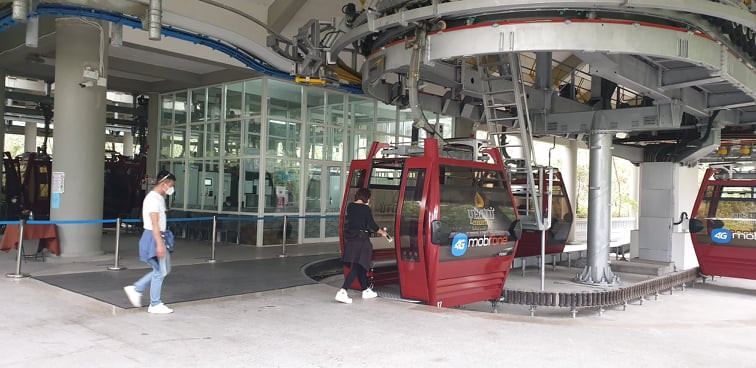 Hai du khách hiếm hoi từ Hà Nội tìm đến Yên Tử.