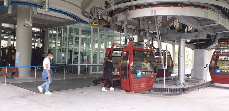 Hai du khách hiếm hoi từ Hà Nội tìm đến Yên Tử.