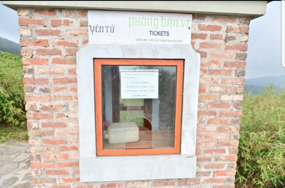 Diễn biến dịch COVID-19 phức tạp nên phần lớn hoạt động tại Yên Tử đều tạm dừng. Nhân viên phục vụ cũng được tạm thời cho nghỉ hoặc luân phiên ca nhau để tìm. Thậm chí, tại các quầy vé cũng không có người chốt trực.