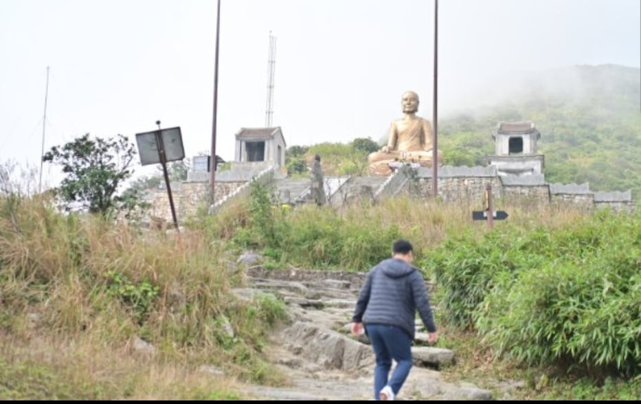 Một du khách đang trên đường đến chùa Đồng. Ngôi chùa cao nhất trên đỉnh núi Yên Tử.