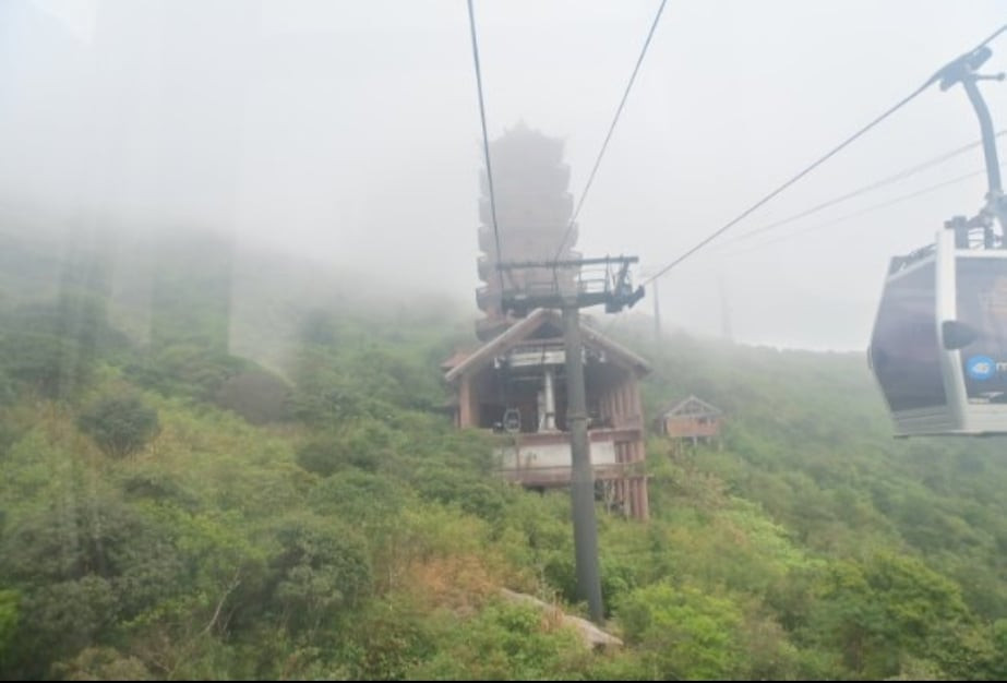 Khi không có khách, cáp treo sẽ tạm thời ngắt điện, ngừng hoạt động để tiết kiệm chi phí vận hành.