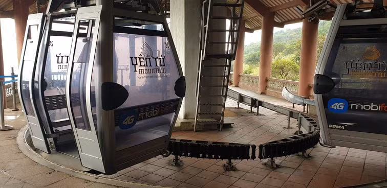 Dù vậy, để được di chuyển bằng cáp treo thì họ phải ngồi đợi khoảng 10 phút chờ đội ngũ kỹ thuật vận hành điện và cũng cố chờ thêm có vị khách nào nữa không để "tiện chuyến".