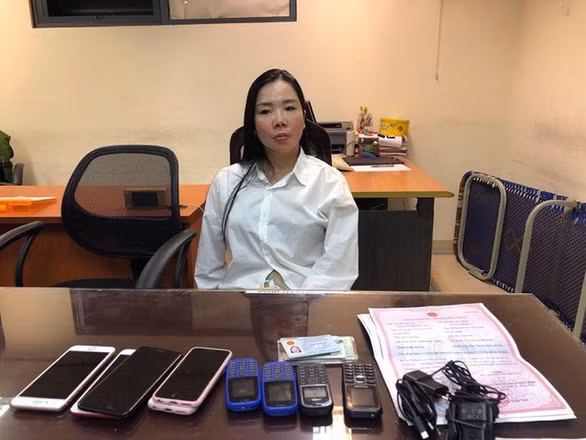  Làm giả 42 "giấy tâm thần" giúp nhiều phạm nhân bỏ trốn: Từ năm 2018 đến tháng 6/2019, đối tượng Nguyễn Mai Anh thuê một số người làm giả các kết luận giám định tâm thần, biên bản pháp y tâm thần, các công văn, giấy tờ của Viện Pháp y tâm thần trung ương, Bệnh viện Tâm thần trung ương, TAND tỉnh Thanh Hóa…, sau đó lập hồ sơ giả bệnh án tâm thần của một số phạm nhân có tiền án, tiền sự.