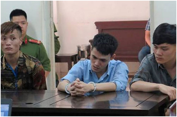  Giả tâm thần trước tòa và 3 cuốn sổ giả: Năm 2018, Tòa TAND TP Hà Nội xét xử vụ án giết người và gây rối trật tự công cộng xảy ra tại thị trấn Trâu Quỳ, huyện Gia Lâm, TP Hà Nội. Trong 4 bị cáo có Trần Đức Quân (26 tuổi). Ngay tại phiên tòa, Quân tỏ ra là người mắc bệnh tâm thần, liên tục hô khẩu hiệu, nói chửi bừa bãi. Lúc này, gia đình Quân cũng xuất trình 3 sổ khám bệnh tại Bệnh viện Tâm thần Hà Nội, Viện sức khỏe tâm thần Bệnh viện Bạch Mai và Bệnh viện Tâm thần Trung ương I, thể hiện Quân có tiền sử tâm thần. Dù vậy, sau khi điều tra, 3 cuốn sổ này đều là giả. 