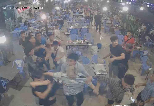  Mời bia và xin số điện thoại không được, quay ra hành hung 4 cô gái: Nhóm 4 cô gái vào quán ăn đón chào năm mới thì một số thanh niên bàn bên đang tổ chức sinh nhật qua mời bia và xin số điện thoại. Bị nhóm từ chối, nhóm thanh niên này nóng mặt buông lời tục tĩu và hành hung 4 cô gái. Bước đầu nhóm 7 người bị đưa về Công an TP Thủ Đức thừa nhận hành vi hành hung 4 cô gái. Công an TP test nhanh phát hiện 2 trong 7 người này dương tính với ma túy. Cả nhóm đã bị tạm giữ để điều tra.