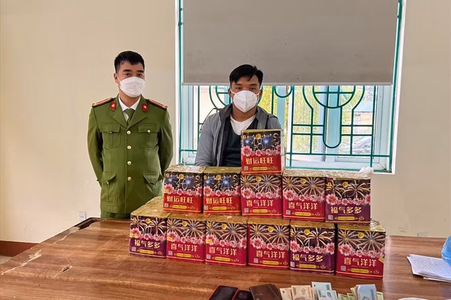 Phu Tho bat giu doi tuong van chuyen hon 38kg phao no