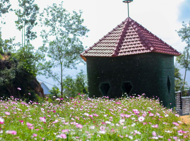 Tiểu cảnh ngôi nhà được chủ vườn tạo nên từ 19.000 vỏ chai bia. 