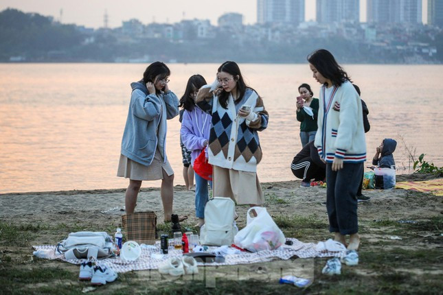 Nhóm bạn trẻ tụ tập ăn uống mà không đeo khẩu trang phòng dịch COVID-19.