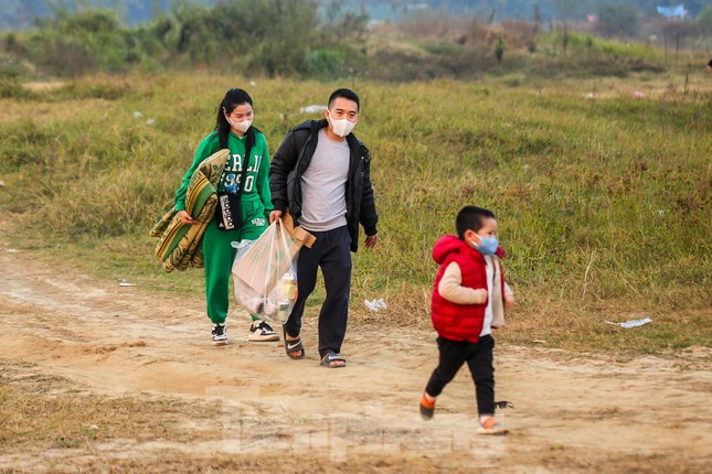 Nhiều gia đình đi ô tô phải để xe ngoài xa xong mới có thể đi bộ vào.