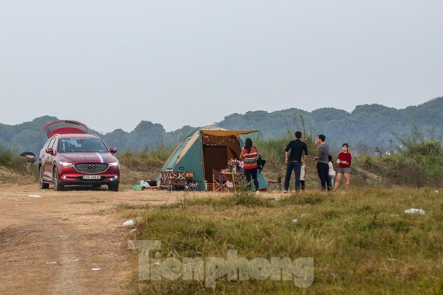 Một chiếc lều gia đình được dựng tại một khu đất trống.