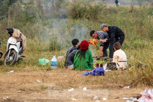 Dịch bệnh COVID-19 tại Thủ đô vẫn đang diễn biến phức tạp, tuy nhiên nhiều người lại chủ quan phòng dịch trong thời gian nghỉ Tết Dương lịch.