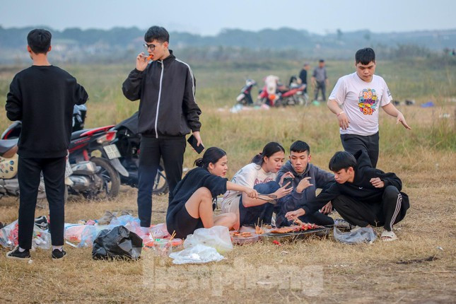 Nhóm các bạn trẻ tụ tập, nước đồ không tuân thủ quy định 5K. 