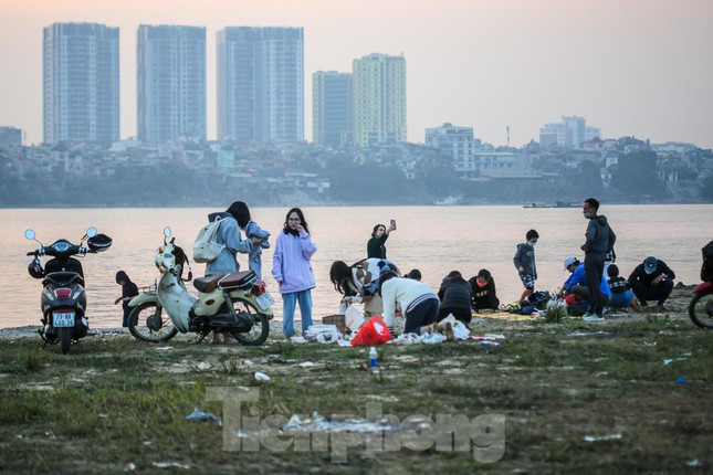 Khu vực sát bờ sông Hồng là nơi tụ tập đông người nhất tại đây.