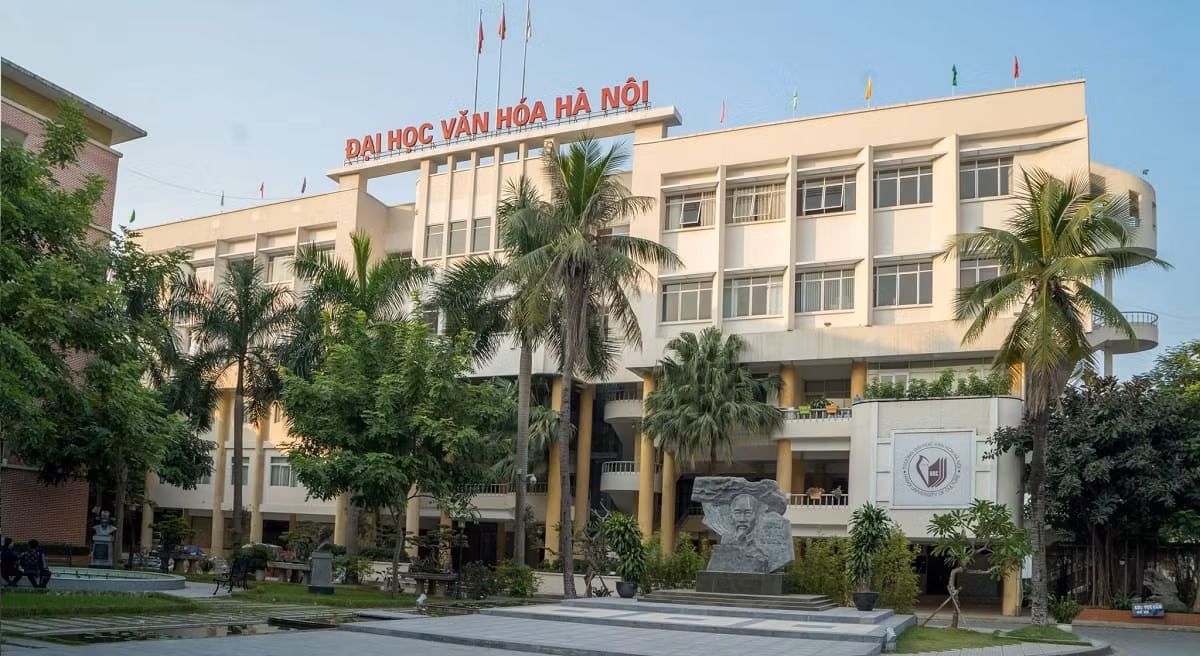  Trường ĐH Văn hóa Hà Nội vừa ra thông báo về việc sinh viên trở lại trường học tập trung. Theo đó, sinh viên các hệ/bậc học chuyển sang học trực tiếp từ ngày 14/2 theo thời khóa biểu học kỳ II năm học 2021-2022 và kế hoạch học tập đã thông báo.