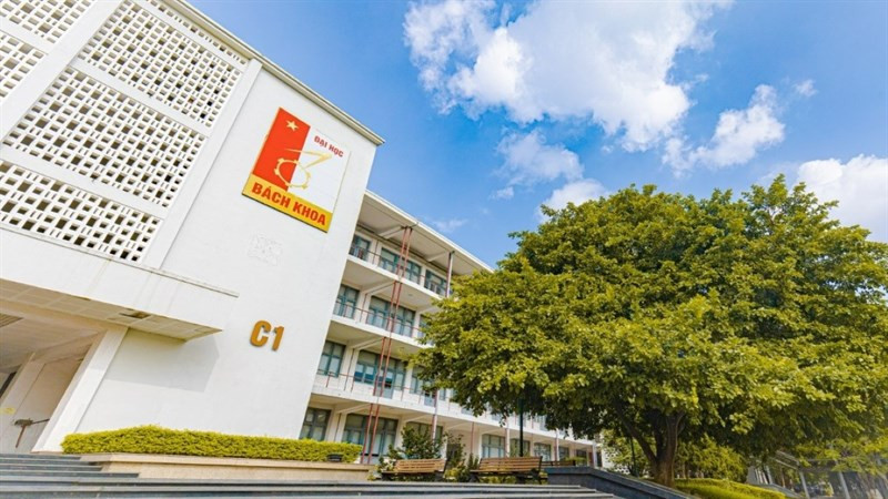 Do đó, kết thúc kỳ nghỉ Tết Nguyên đán, tức khoảng từ 7/2, trường sẽ mở cửa cho những sinh viên phải thực hành tại các phòng thí nghiệm, sinh viên làm đồ án tốt nghiệp với hiệu suất tối đa 1.000 sinh viên/ngày để đảm bảo công tác phòng chống dịch. Các sinh viên khác sẽ dự thi trực tuyến.