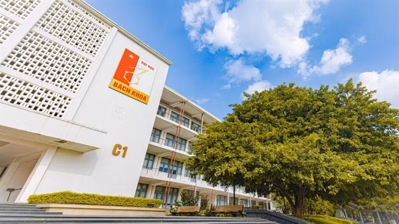 Do đó, kết thúc kỳ nghỉ Tết Nguyên đán, tức khoảng từ 7/2, trường sẽ mở cửa cho những sinh viên phải thực hành tại các phòng thí nghiệm, sinh viên làm đồ án tốt nghiệp với hiệu suất tối đa 1.000 sinh viên/ngày để đảm bảo công tác phòng chống dịch. Các sinh viên khác sẽ dự thi trực tuyến.