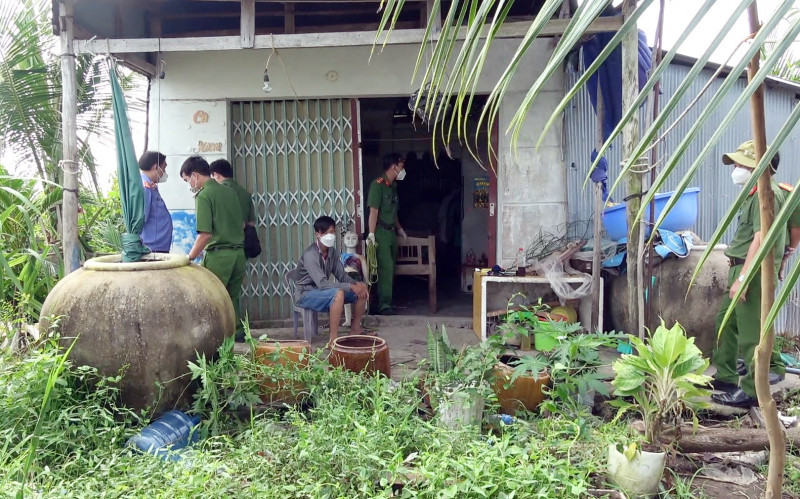  Chồng “hờ” đánh đạp con riêng của vợ đến chết: Ngày 3/12, Công an tỉnh Kiên Giang bắt tạm gia Trần Văn Khởi (Sn 1995, trú huyện An Minh, tỉnh Kiên Giang) về hành vi Giết người. Nạn nhân là cháu L.T.T.V (3 tuổi, con riêng vợ “hờ” của Khởi).Tại cơ quan chức năng, Khởi khai nhận, khoảng 6h sáng 18/11, anh ta phát hiện bé V tiểu tiện trong quần nên đã đánh cháu bị thương nặng. Sau đó, cháu V bắt đầu có biểu hiện bất thường nên Khởi đã đưa cháu bé đến Trung tâm Y tế huyện An Minh để thăm khám nhưng nạn nhân đã tử vong trước đó.