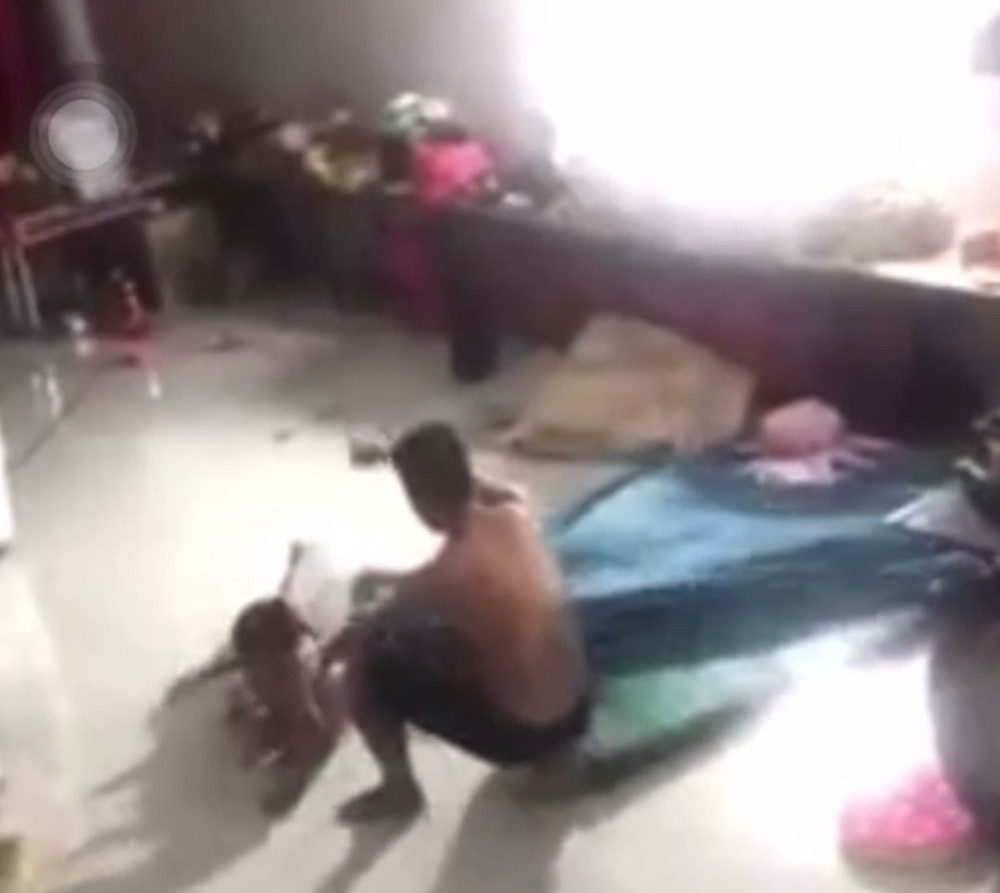  Cha dượng bạo hành bé trai 5 tuổi ở Bình Dương: Tối 4/8/2021, trên mạng xã hội xuất hiện đoạn clip ghi lại cảnh một người đàn ông đang bạo hành, đánh đập một em bé tại nhà khiến dư luận căm phẫn. Vào cuộc điều tra, Công an TP. Thuận An (tỉnh Bình Dương) đã bắt khẩn cấp Lê Hoài Nam (Sn 1992, trú tại TP. HCM, tạm trú tại khu phố Bình Qưới B, phường Bình Chuẩn), người đánh bé trai trong clip. 