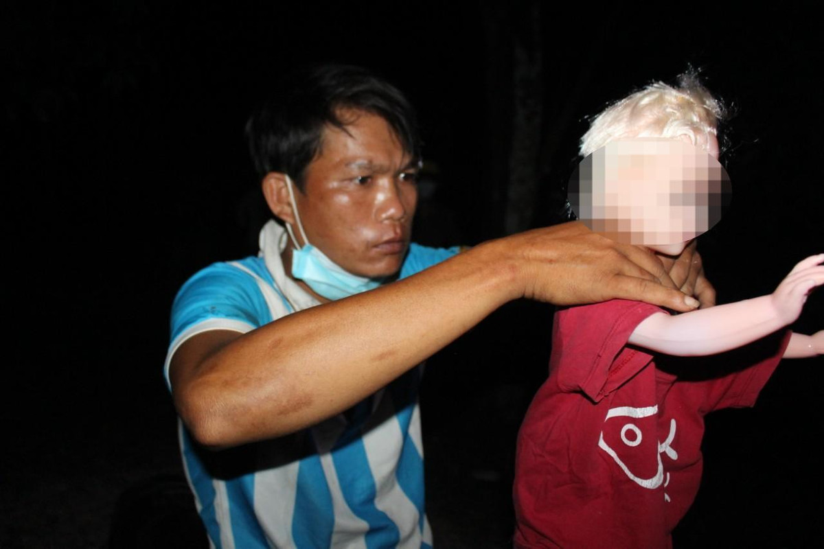 Trên đường đi, cháu T khóc đòi mẹ. Dự dỗ không được nên dùng 2 tay bóp cổ cháu T, nhấc lên khỏi xe rồi bỏ xuống. Khi T tiếp tục khóc, Dự dùng tay đấm liên tiếp vào phía sau gáy cháu. Sau đó, Dự quay xe lại khi vực vườn cao su để rước chị Đ. Trên đường về nhà, cháu T nôn ói liên tục. Chị Đ có cho con uống thuốc nhưng tình trạng của cháu bé không cải thiện. Hôm sau, chị Đ chở T đến Trung tâm y tế huyện Gò Dầu thăm khám nhưng bác sĩ thông báo cháu đã tử vong trước khi đến cấp cứu. 