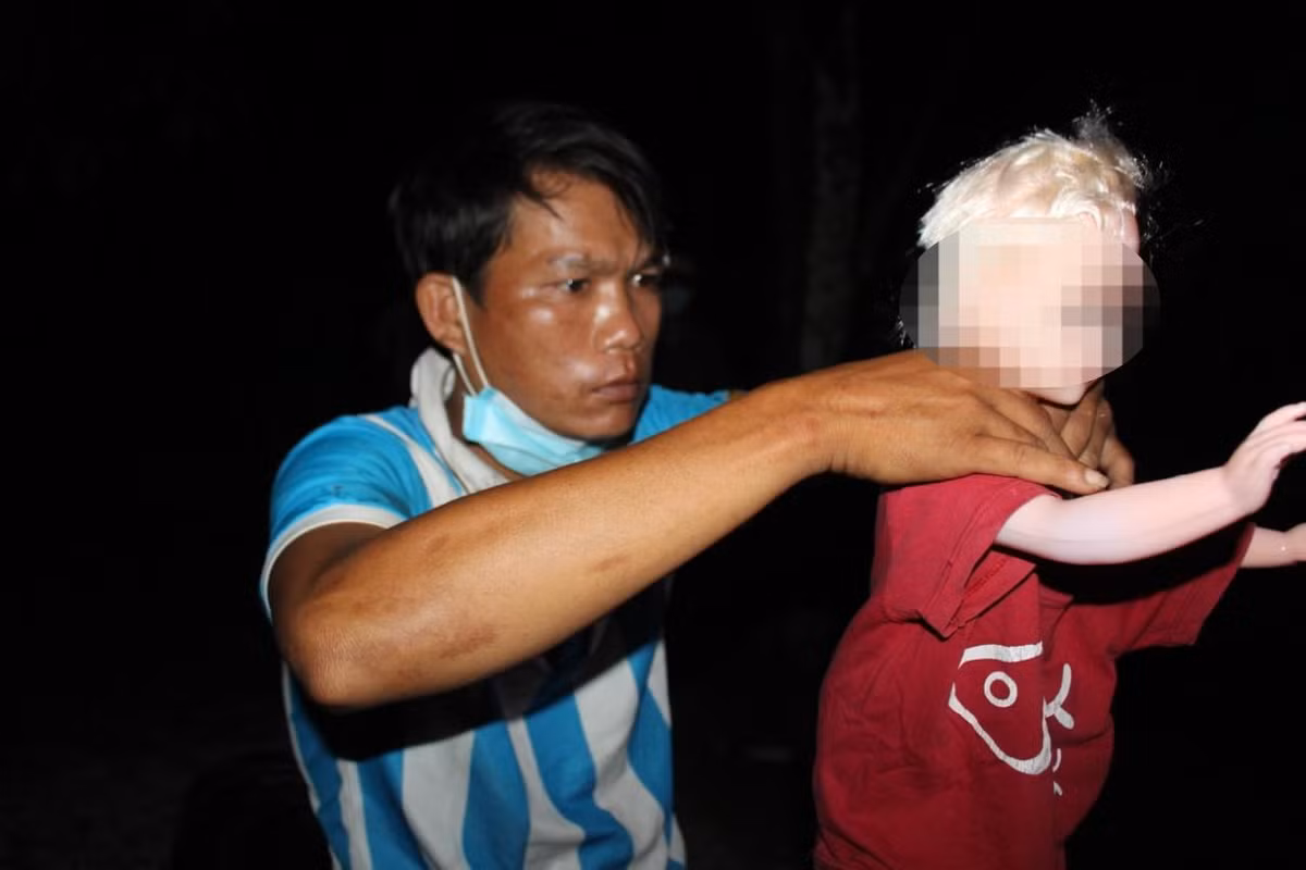 Trên đường đi, cháu T khóc đòi mẹ. Dự dỗ không được nên dùng 2 tay bóp cổ cháu T, nhấc lên khỏi xe rồi bỏ xuống. Khi T tiếp tục khóc, Dự dùng tay đấm liên tiếp vào phía sau gáy cháu. Sau đó, Dự quay xe lại khi vực vườn cao su để rước chị Đ. Trên đường về nhà, cháu T nôn ói liên tục. Chị Đ có cho con uống thuốc nhưng tình trạng của cháu bé không cải thiện. Hôm sau, chị Đ chở T đến Trung tâm y tế huyện Gò Dầu thăm khám nhưng bác sĩ thông báo cháu đã tử vong trước khi đến cấp cứu. 