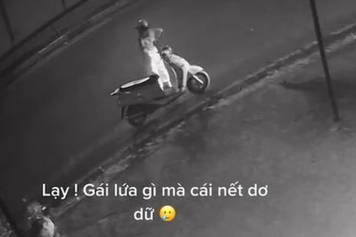 Clip: Co gai dung xe ben le duong tap the duc, hanh dong kem duyen