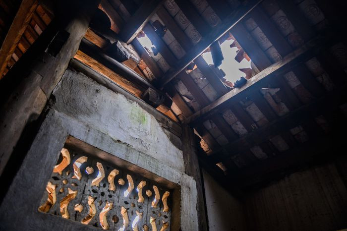 "Tôi hy vọng chùa được tu sửa càng sớm càng tốt, để chúng tôi có nơi đến niệm Phật", một phật tử bày tỏ sự sốt ruột khi nhìn ngôi chùa của làng trong tình trạng chờ sập.