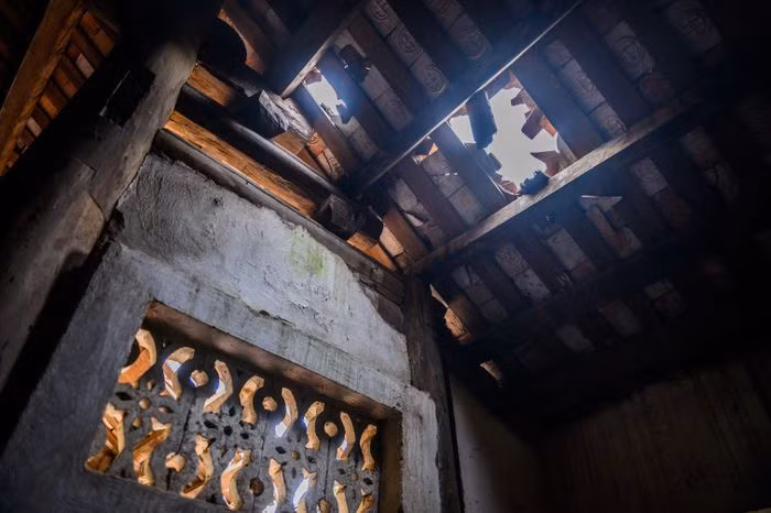 "Tôi hy vọng chùa được tu sửa càng sớm càng tốt, để chúng tôi có nơi đến niệm Phật", một phật tử bày tỏ sự sốt ruột khi nhìn ngôi chùa của làng trong tình trạng chờ sập.