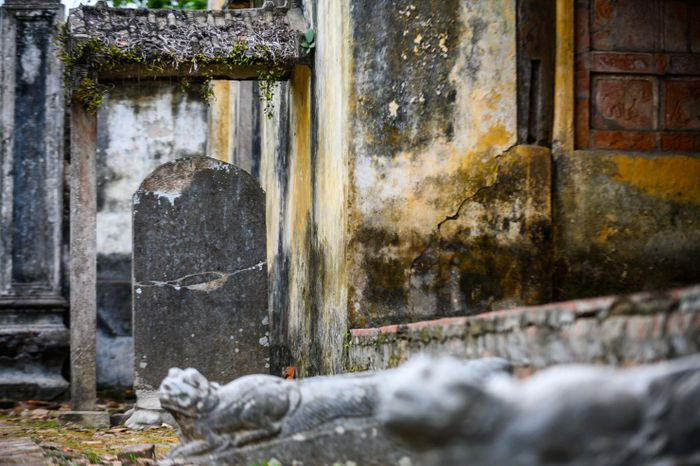 "Chùa dù gần 700 tuổi nhưng không được chứng nhận là di tích lịch sử quốc gia do những sắc phong đã bị mất từ lâu", thầy Vinh nói và cho biết đã nhiều lần gửi đơn đề nghị được tu sửa chùa nhưng không thành. Trong ảnh là bia đá cổ khắc ghi nội dung: Đời Khai Thái thứ 5, tháng Giêng ngày mồng 7 năm Mậu Thìn (1328), đời vua Trần Minh Tông dựng bia ở nơi đây.