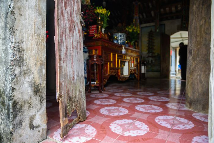 Khác với vẻ ngoài xuống cấp bên ngoài, phía trong chùa vẫn giữ được vẻ tôn nghiêm, sạch đẹp.