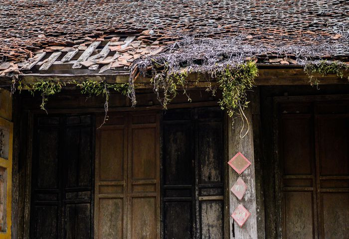 Trụ trì Thích Đàm Vinh cho biết chùa xuống cấp khoảng 10 năm trước. Hiện, mái ngói của ngôi chùa đã hỏng. Trụ bằng gỗ mục nát, rỗng bên trong. Các hạng mục khác cũng xuống cấp trầm trọng, rêu phong mọc um tùm. 