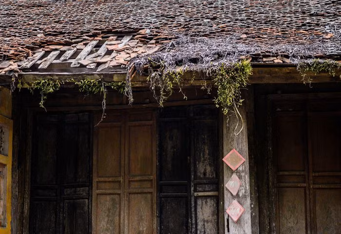 Trụ trì Thích Đàm Vinh cho biết chùa xuống cấp khoảng 10 năm trước. Hiện, mái ngói của ngôi chùa đã hỏng. Trụ bằng gỗ mục nát, rỗng bên trong. Các hạng mục khác cũng xuống cấp trầm trọng, rêu phong mọc um tùm. 